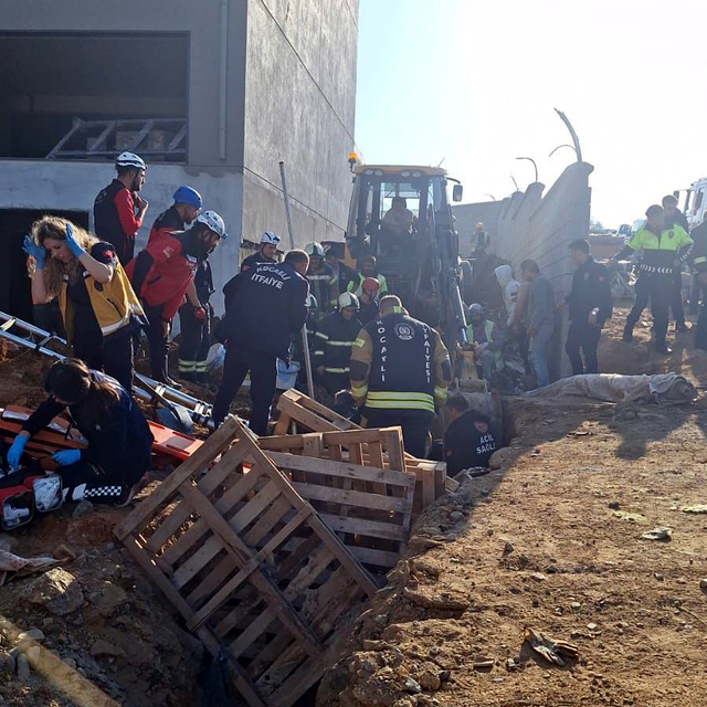 Toprak altında kalan işçi, yaralı kurtarıldı