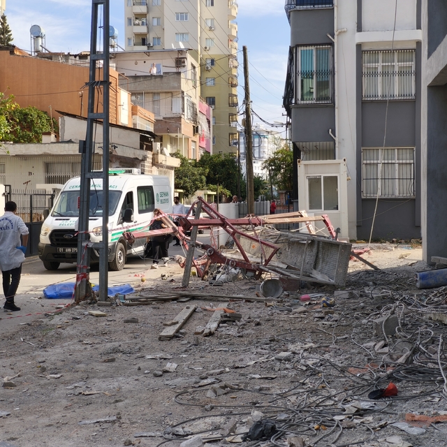 Asansörlü iskele metrelerce yükseklikten düştü: 1 ölü, 1 ağır yaralı