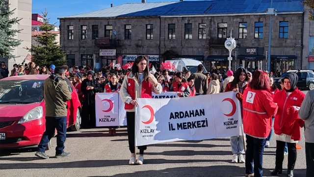 Ardahan'da Kızılay Haftası kapsamında çocuklarla farkındalık yürüyüşü düzenlendi