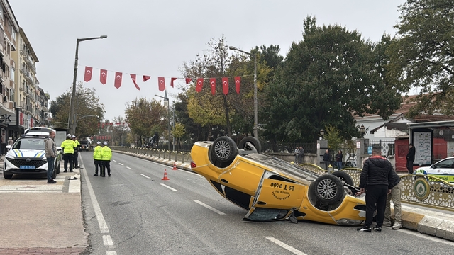 Edirne'de ters dönen araçtan çıkan taksici kazadan yara almadan kurtulmasını emniyet kemerine bağladı