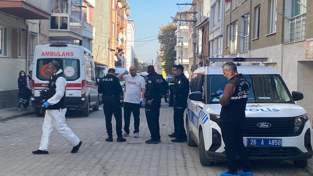 Eskişehir'de boğazında bıçak yarası olan bir kadın evinde ölü bulundu