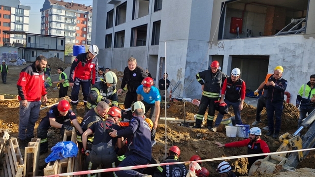 Kocaeli'de toprak altında kalan işçi kurtarıldı
