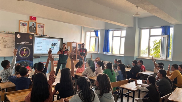 Siirt'te jandarmadan "Siber Farkındalık ve Bilinçlendirme Eğitimi"