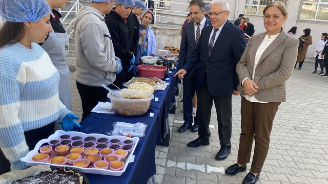 Manisa'da öğrenci ve öğretmenlerden Gazze yararına kermes