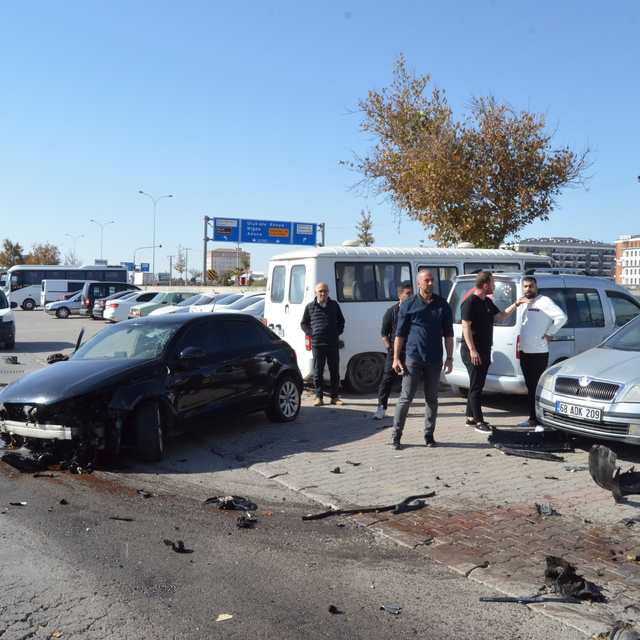 Yaya geçidinde otomobilin çarptığı kadın ile sürücü yaralandı