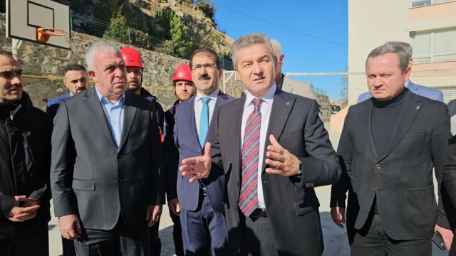 Yamaçtan kopan kayalar Çoruh'a yuvarlandı, yakındaki lisede eğitime 1 gün ara verildi