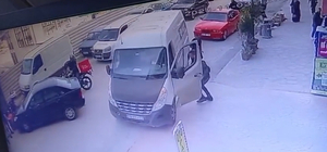 Park halindeyken geriye hareket eden minibüsü otopark görevlisi durdurdu