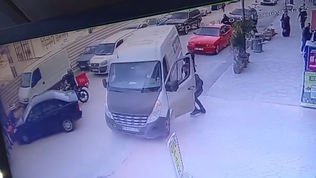 Park halindeyken geriye hareket eden minibüsü otopark görevlisi durdurdu