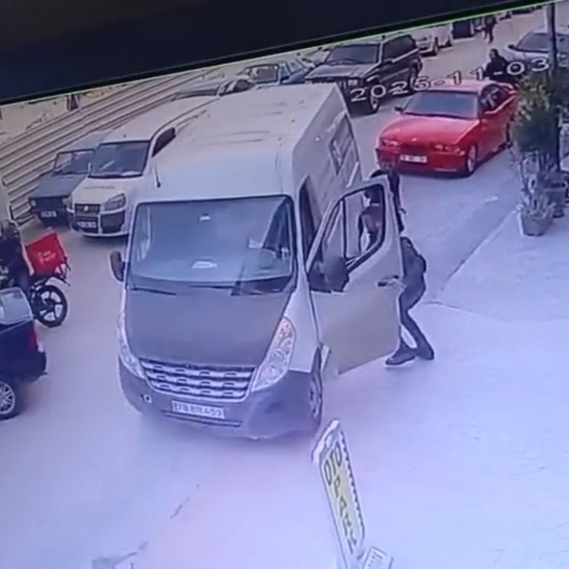 Park halindeyken geriye hareket eden minibüsü otopark görevlisi durdurdu