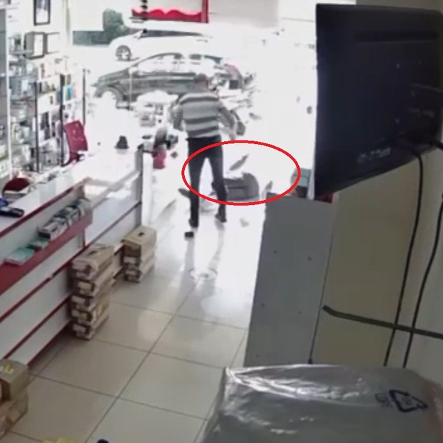 Eczacı teknisyeni öncesinde kendisini darbeden kişinin babasını tartaklamış