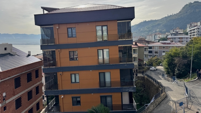 Ordu'da zemindeki kaymaya bağlı çatlaklar oluşan 2 binadan 1'inde yıkım için hazırlık yapılıyor