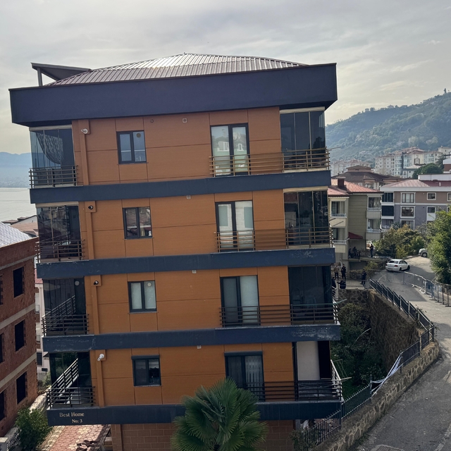 Ordu'da zemindeki kaymaya bağlı çatlaklar oluşan 2 binadan 1'inde yıkım içi...