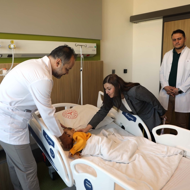 Hamza bebek ameliyatla ilk kez duydu