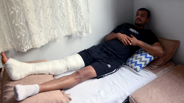 Markete giren otomobilin altında kalmaktan son anda kurtulan yaya: Verilmiş sadakamız varmış