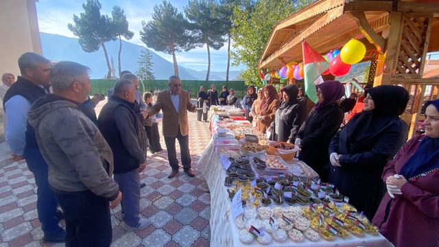 Amasya'da ilkokul öğrencileri Gazze yararına kermes düzenledi