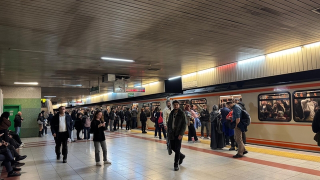 Kızılay İstasyonu'ndaki ANKARAY treni arızalandı, yolcular EGO otobüslerine yönlendirildi