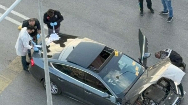 Motosikletli saldırgan, husumetlisini otomobille giderken tabancayla yaraladı