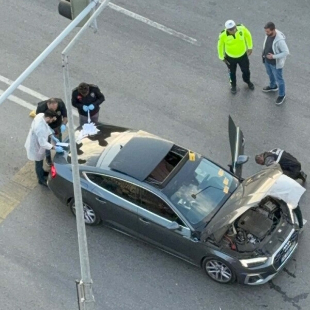 Motosikletli saldırgan, husumetlisini otomobille giderken tabancayla yarala...