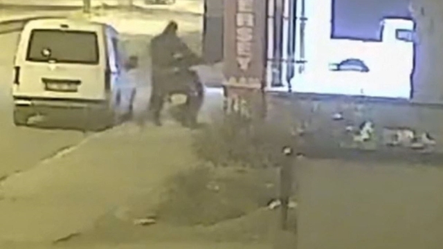 Apartmanın girişindeki motosikletin çalınma anları kamerada