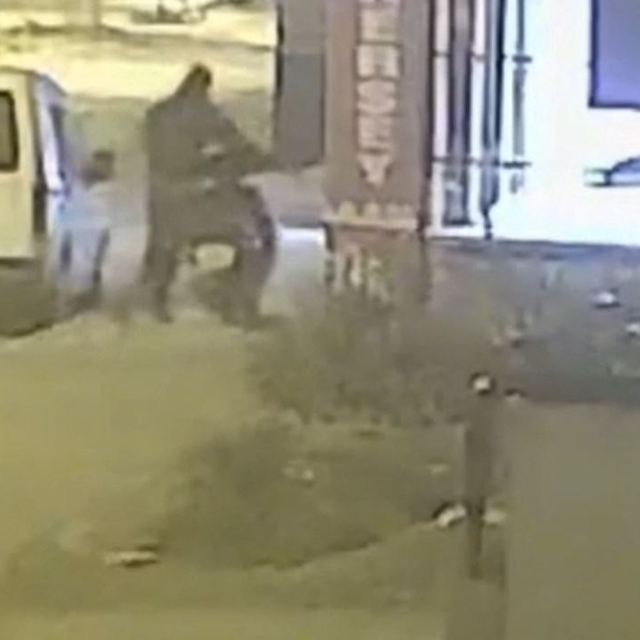 Apartmanın girişindeki motosikletin çalınma anları kamerada