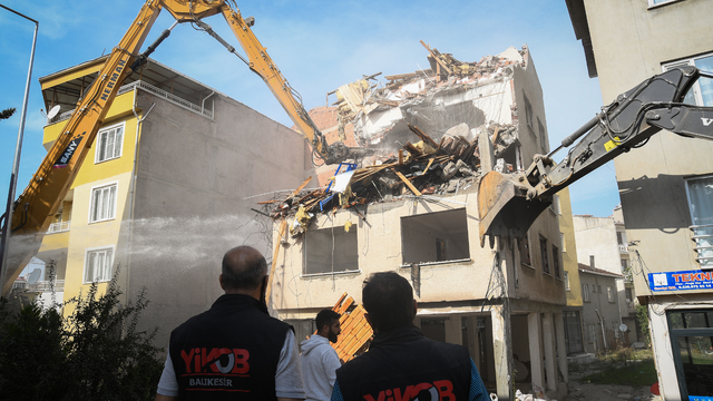 Sındırgı'da ağır hasarlı binaların yıkımı ve enkaz kaldırma işlemleri devam ediyor