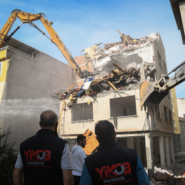 Sındırgı'da ağır hasarlı binaların yıkımı ve enkaz kaldırma işlemleri devam...