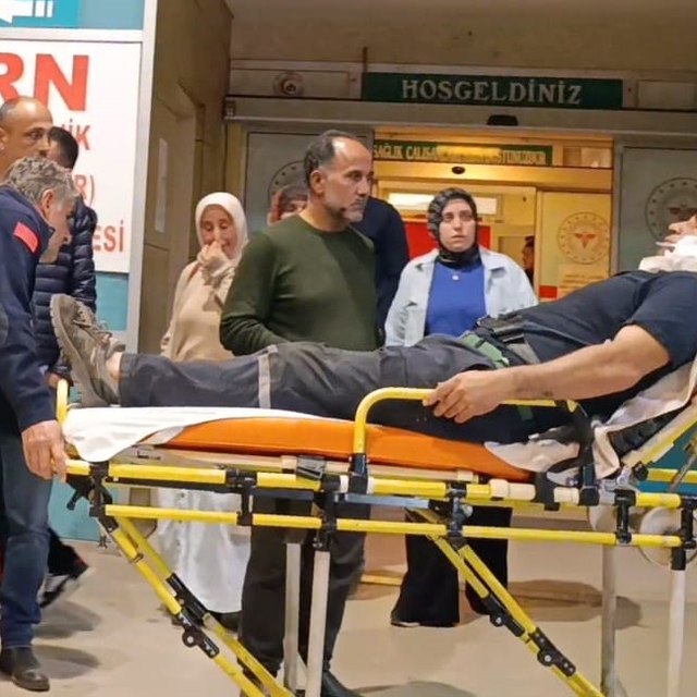 Römork halatı koptu, demir parçası yüzüne saplandı