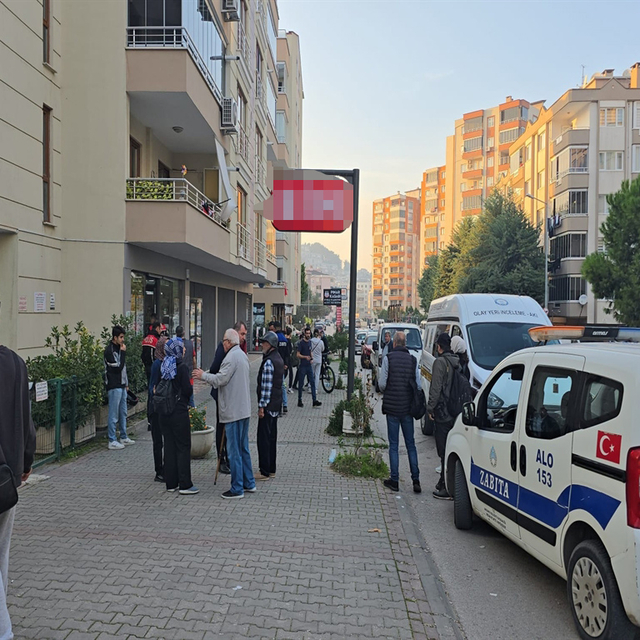 Eski eşini göğsünden bıçakladı, polisi arayıp teslim oldu