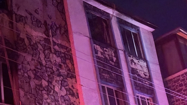 Gaziantep'te 4 katlı rezidansta çıkan yangın kontrol altına alındı