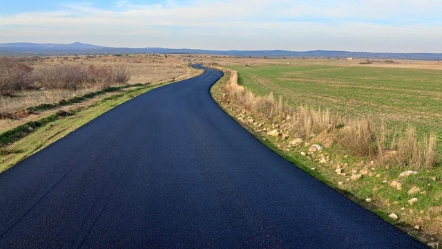 Edirne'de köy yollarında sıcak asfalt çalışmaları sürüyor