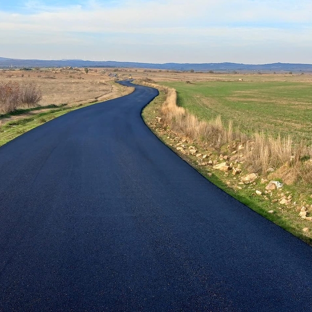 Edirne'de köy yollarında sıcak asfalt çalışmaları sürüyor