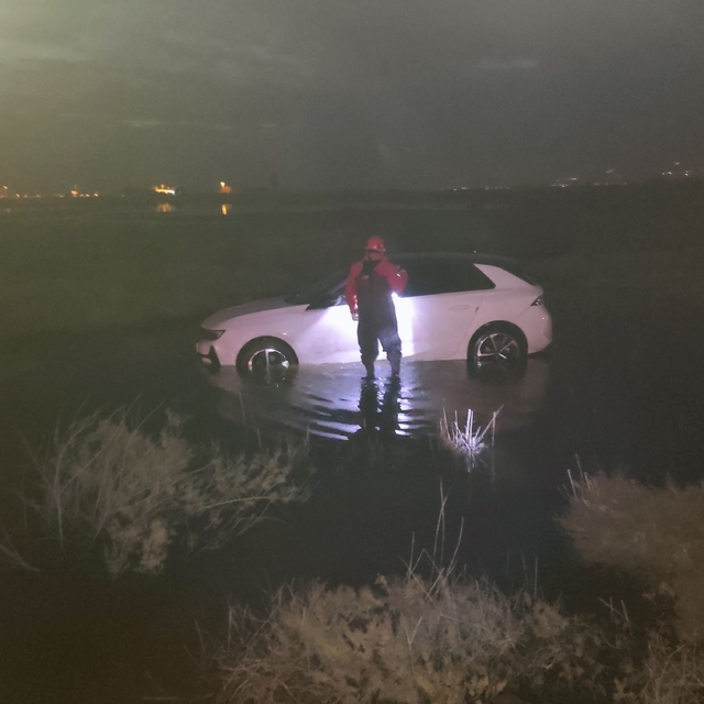 Balıkesir'de su birikintisine giren otomobilde mahsur kalan sürücü kurtarıl...