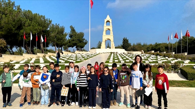 Gelibolu'da ilkokul öğrencileri şehitlikleri ziyaret etti