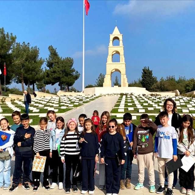 Gelibolu'da ilkokul öğrencileri şehitlikleri ziyaret etti