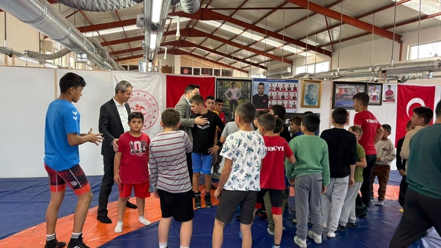Almus Kaymakamı Çömen, küçük güreşçileri ziyaret etti