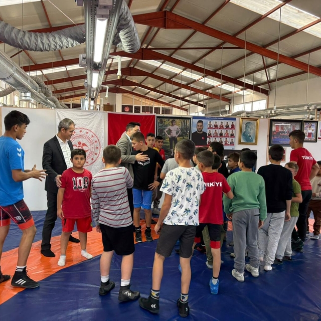 Almus Kaymakamı Çömen, küçük güreşçileri ziyaret etti
