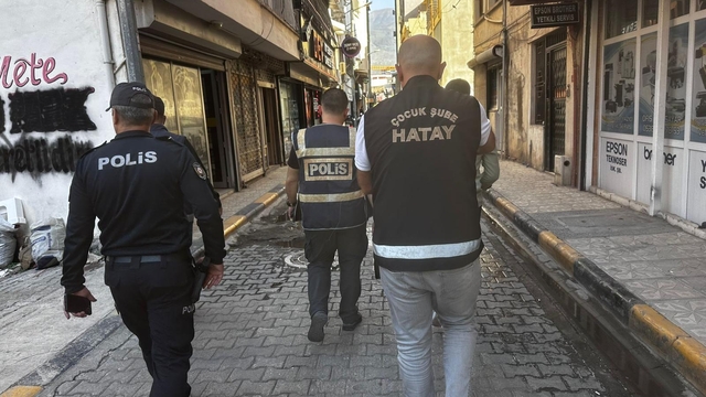 İskenderun'da polis ekipleri okul çevrelerinde denetim gerçekleştirdi