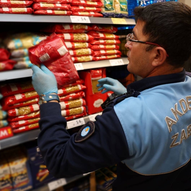 Akdeniz ilçesinde son kullanma tarihi geçmiş gıda ürünleri ele geçirildi