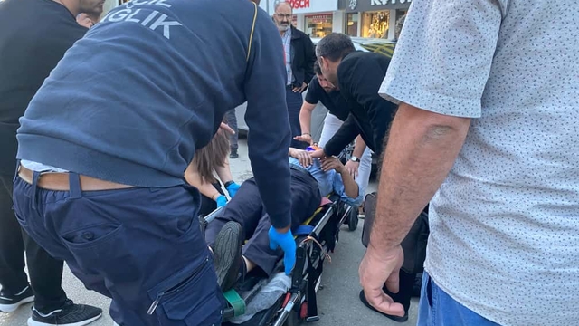 Adana'da motosikletin çarptığı yaya yaralandı