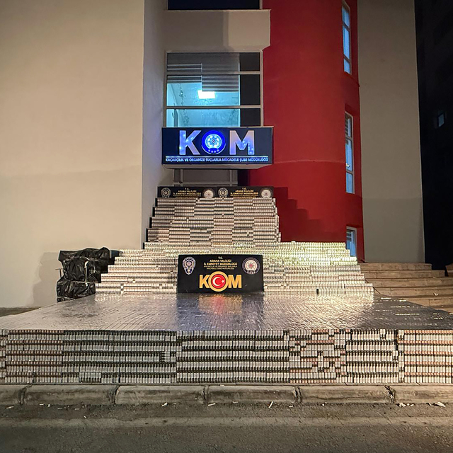 Yıllık 10 milyar lira vergi kaybına neden olan taklit marka sigaralar ele g...