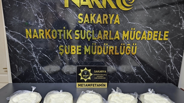 Sakarya'da emekli polisin aracında 5 kilogram uyuşturucu ele geçirildi