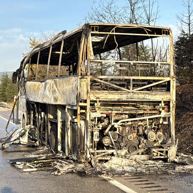 Karabük'te seyir halindeki yolcu otobüsü yandı
