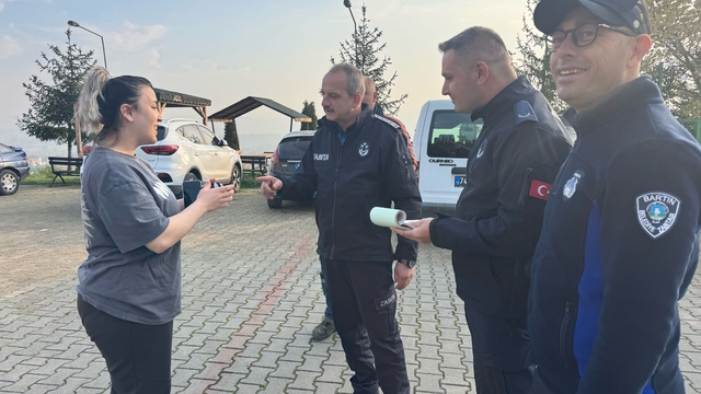 Bartın'da temizlik işçisi yolda bulduğu cüzdanı sahibine teslim etti