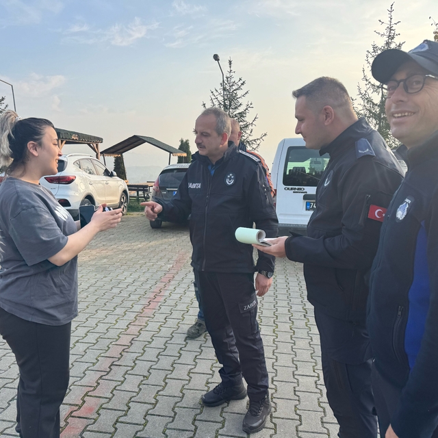 Bartın'da temizlik işçisi yolda bulduğu cüzdanı sahibine teslim etti