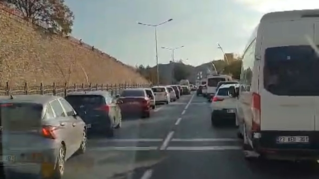 Tunceli'de sürücüler, fermuar yöntemiyle ambulansa yol verdi