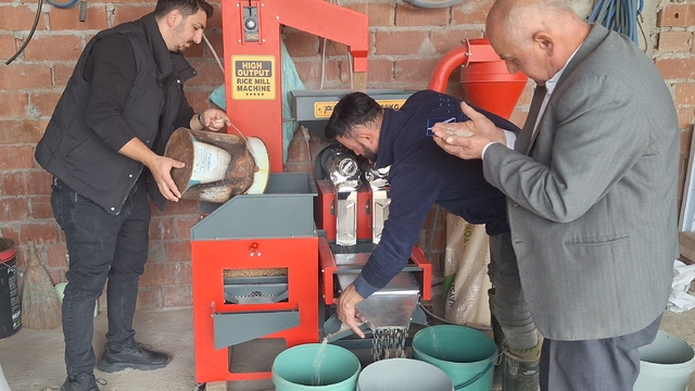 Bafra Ovası'nda kurulan makinede çeltiğin randımanı tespit ediliyor