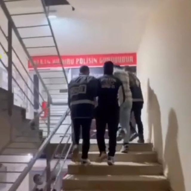 Otomobilin camını kırıp teyp ve ses sistemi çalan 2 şüpheli yakalandı