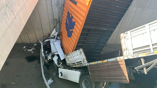 TIR, kamyonete çarpıp köprüden düştü: 2 yaralı