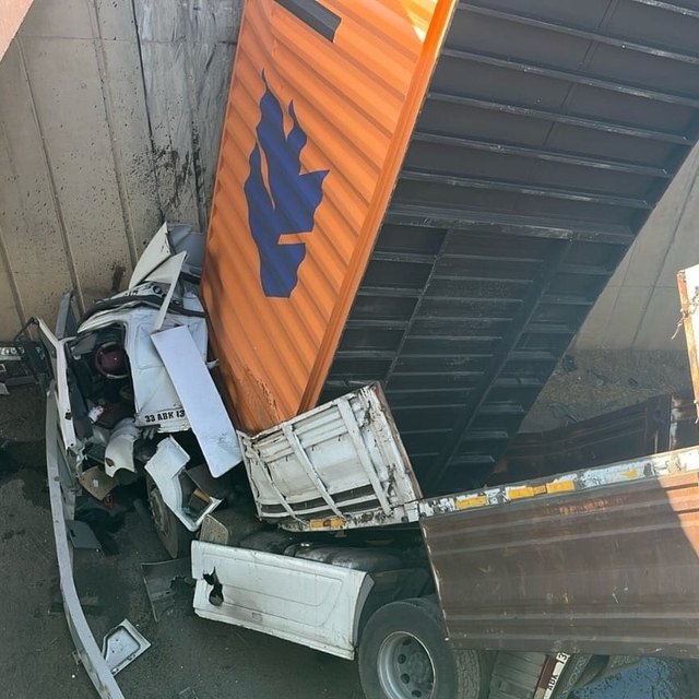 TIR, kamyonete çarpıp köprüden düştü: 2 yaralı