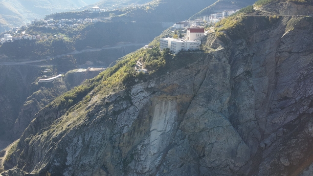 Lise yakınında, kaya kopmalarının yaşandığı yamaçta kapsamlı inceleme